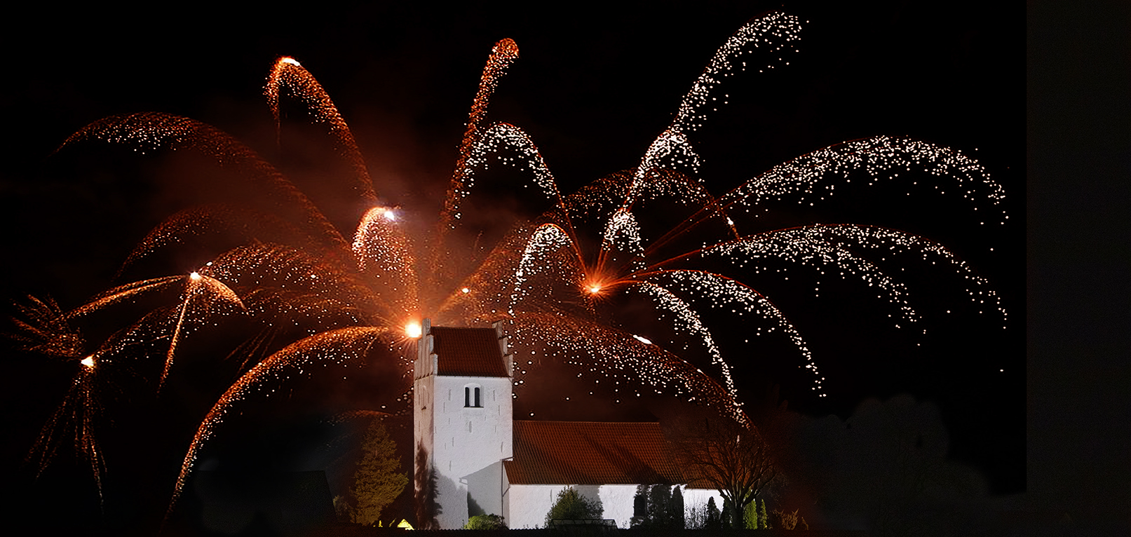 Landsbykirke med fyrværkeri